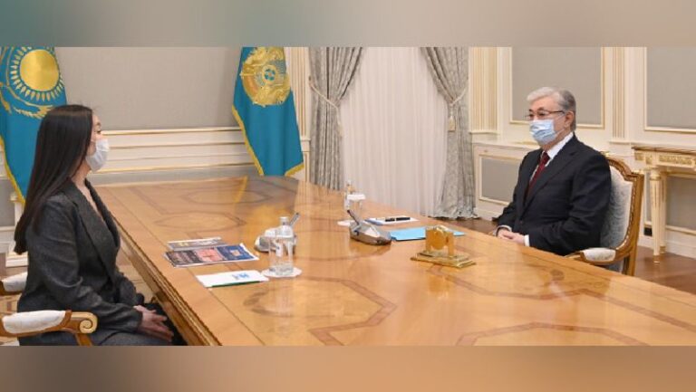 Президент «Отырар сазы» оркестрінің жетекшісімен кездесті