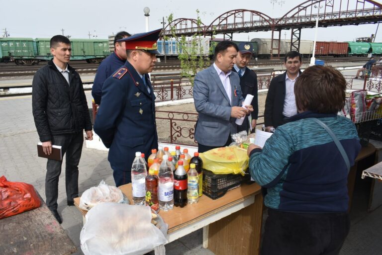 Қызылорда станциясы темір жол вокзал аланында орналасқан сауда-саттық орындарының егелері мен сатушыларына түсіндірме жұмыстары жүргізілді