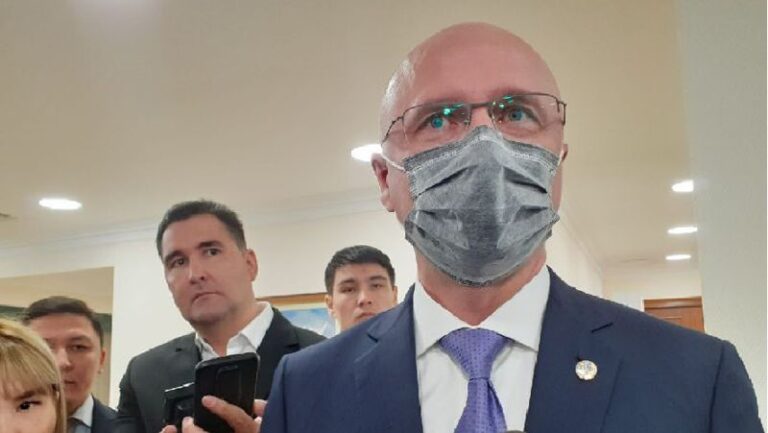 Роман Скляр утилизациялық алымнан бас тарту кімге тиімді екенін айтты