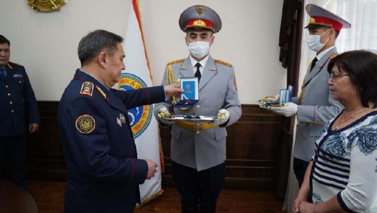 Марат Ахметжанов вручил госнаграду маме погибшего во время январских событий полицейского