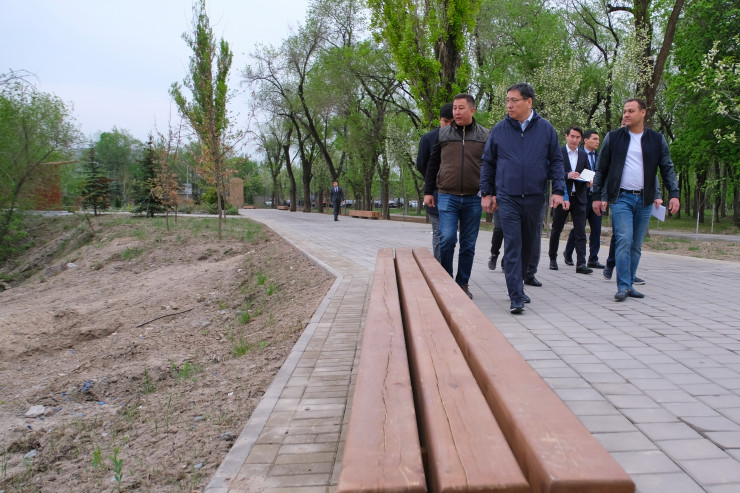 Аким Алматы пришел посмотреть, как преображается парк «Желтоксан»
