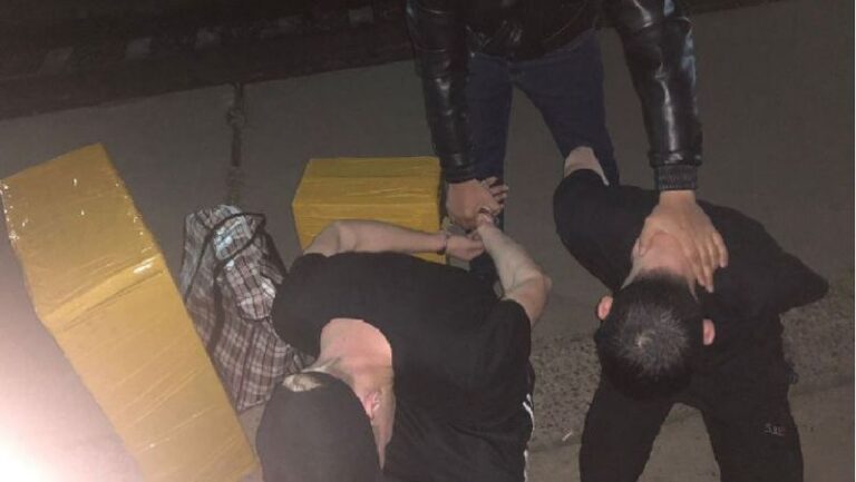 Алматыда полицейлер қойма тонағандарды ізін суытпай ұстады