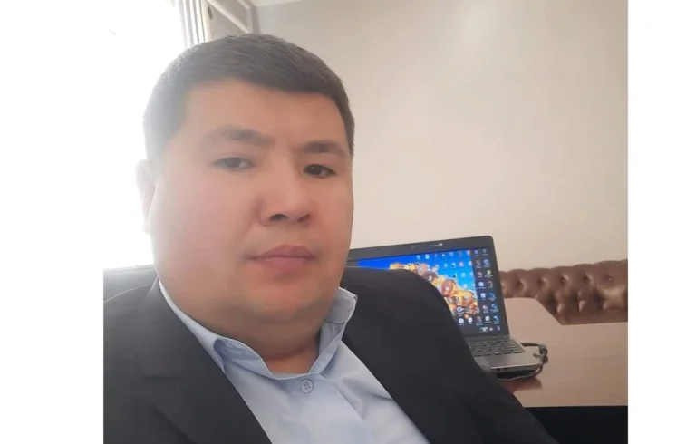 «Жыртылған ту үшін шенеуніктен ақша талап етіп, бопсалаған»: Шымкенттік блогер ұсталды