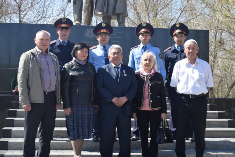 Ветерана учреждения торжественно поздравили руководство акмолинского ДУИС и Совета ветеранов области