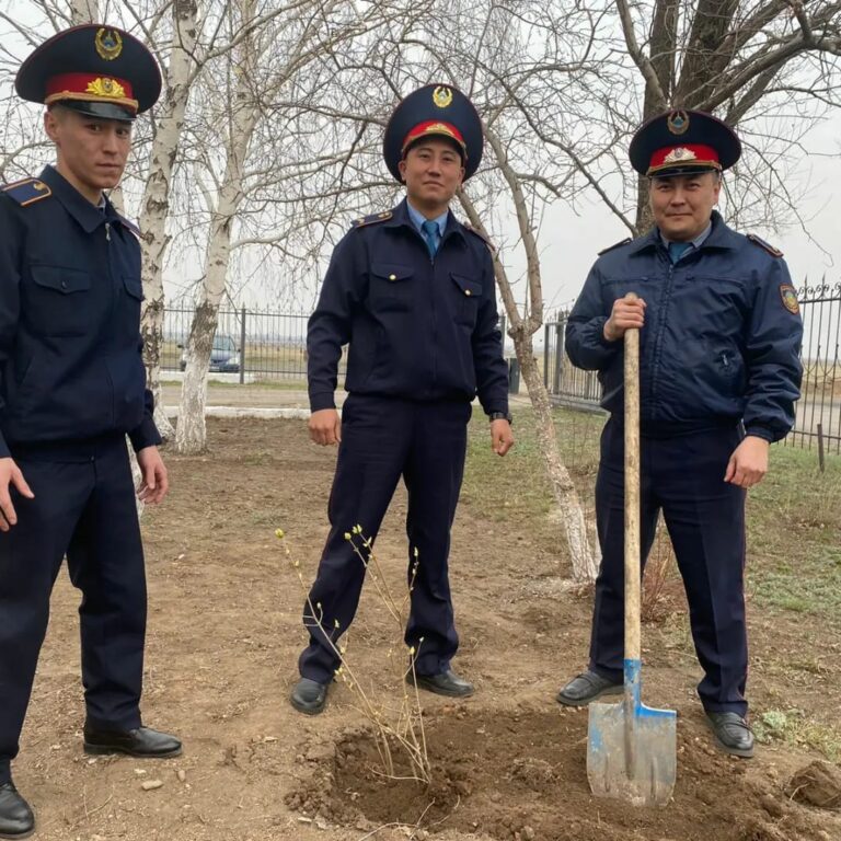 Сотрудники учреждения ЕЦ-166/23 посадили сирень у памятника погибшим казахстанцам в годы Великой Отечественной войны