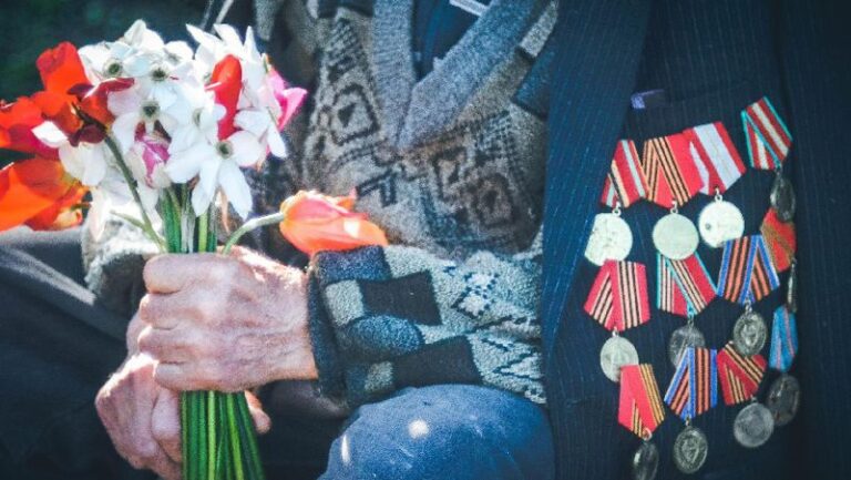 Жеңістің 77 жылдығына орай Алматының ардагерлеріне 1 млн теңгеден берілді