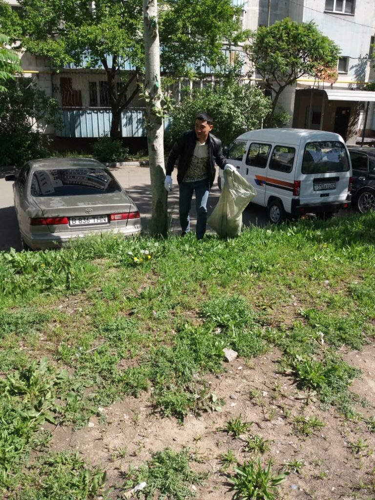 Осужденный отрабатывает общественные работы