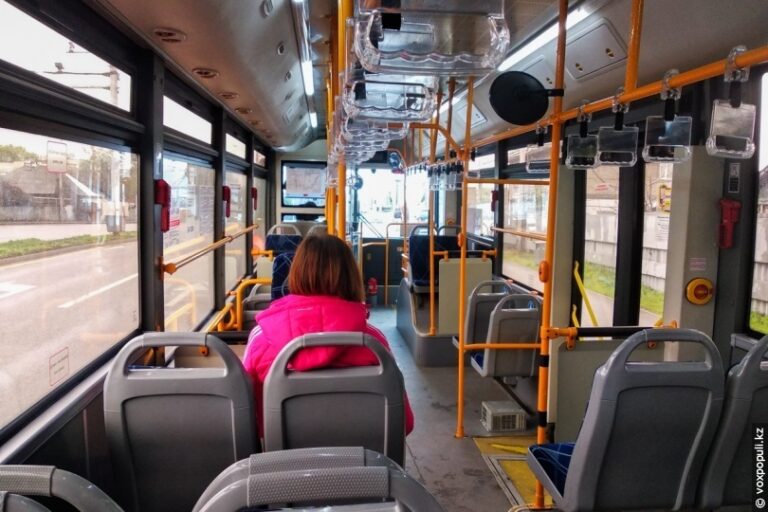 Алматыда 1 маусымда балалар қоғамдық көлікте тегін жүреді