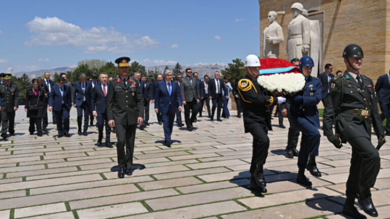 Президент Тоқаев Ататүрік кесенесіне гүл шоғын қойды