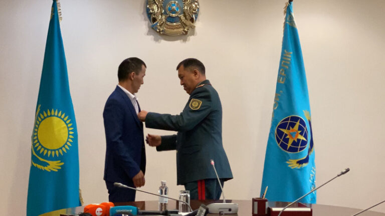 8-қабаттан қызды қағып алған ер адам марапатталды