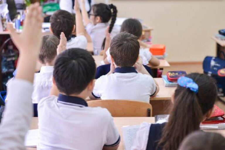 Министр әлеуметтік осал топтарға мектепке форма емес, ақша беруді ұсынды