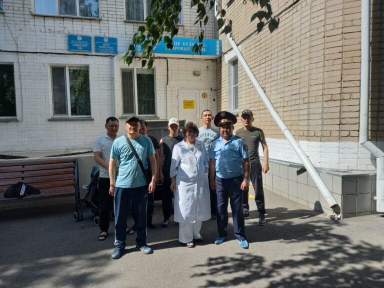 Балалар үйіне жылу сыйлады