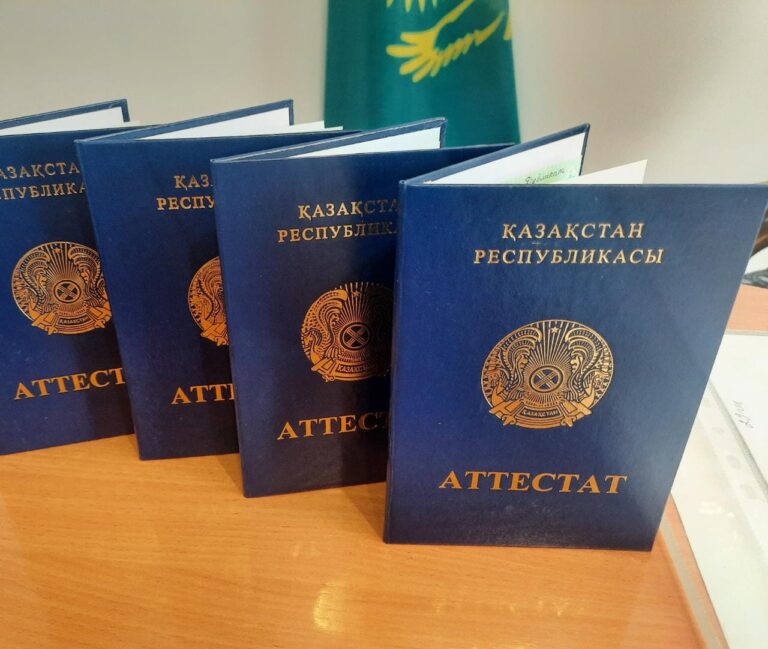 Осужденным колонии максимальной безопасности вручили аттестаты о среднем общем образовании .