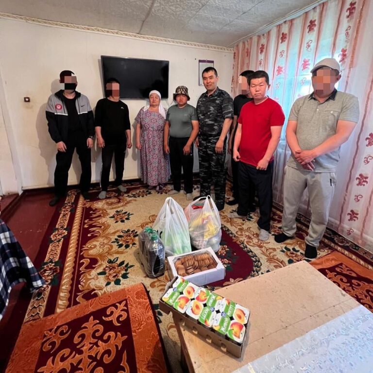 Азқамтылған отбасының науқас балаларын мерекемен құттықтап барды