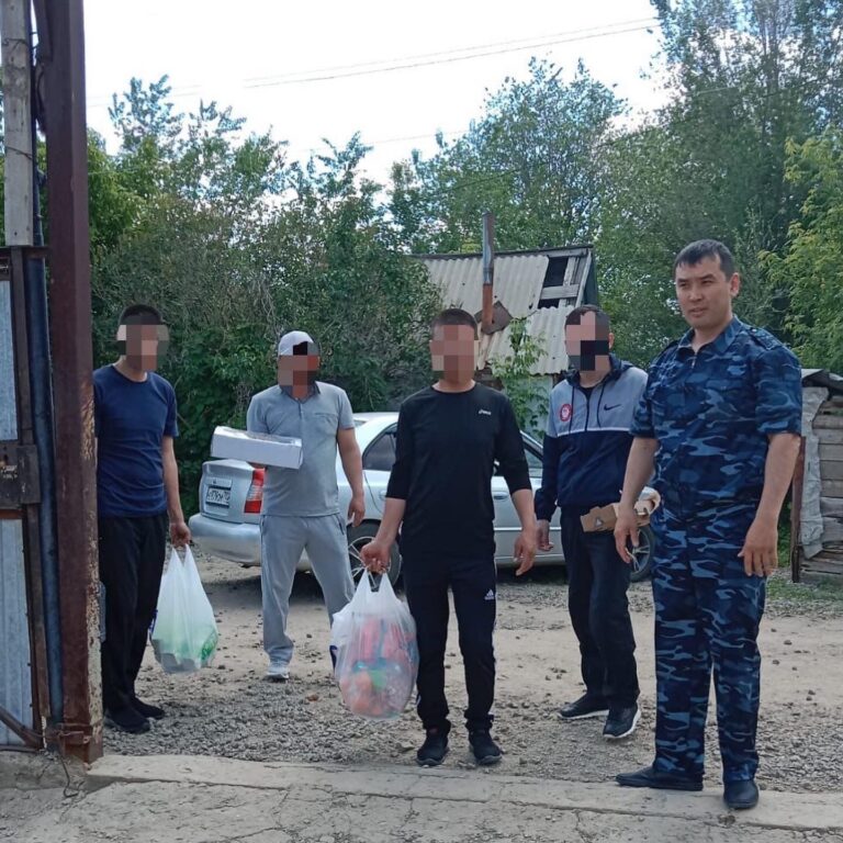 Аз қамтылған отбасының науқас балаларын мерекемен құттықтап барды