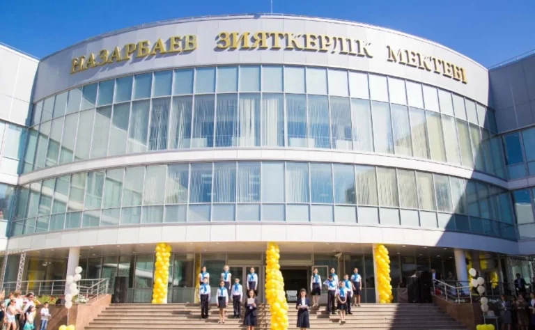 Нұр-Сұлтанда ата-аналар Назарбаев зияткерлік мектебіндегі қазақ бөліміне арналған гранттың қысқарғанына наразы