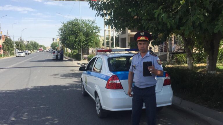 Ордабасылық полицейлер «Қауіпсіз жол» шарасы кезінде тұрғындарға ескерту қағаздарын таратты
