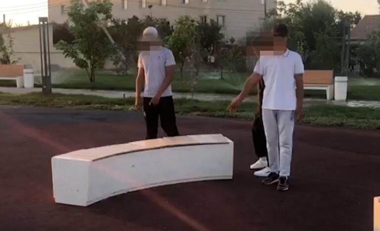 Саябақтағы мүліктерді сындырған үш жасөспірімнің әрекеті бейнекамераға түскен