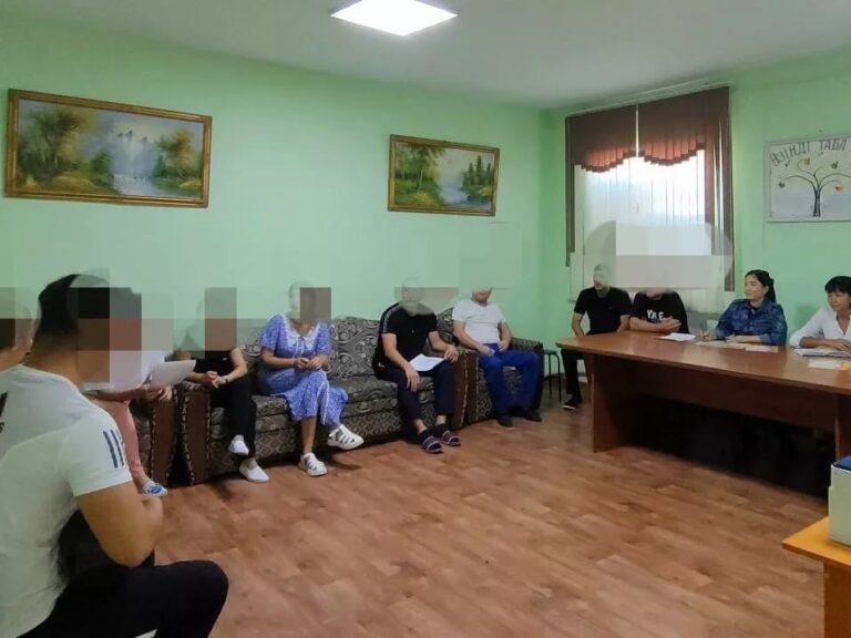 Қызылордада сотталған азаматтар Шәмші Қалдаяқовтың әндерін домбырамен орындады