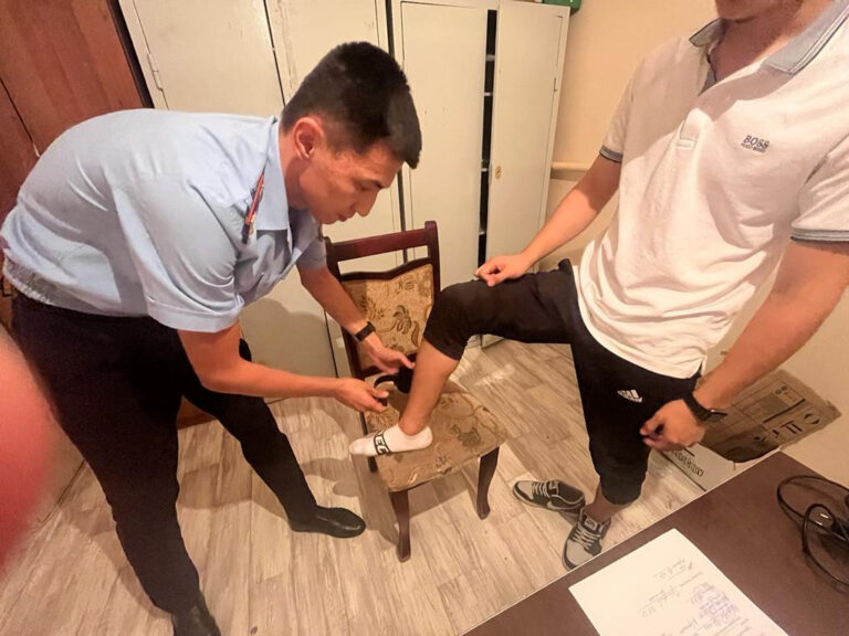Сотталғандардың жүріс-тұрысын бақылау мақсатында электронды бақылау құралы тағылды