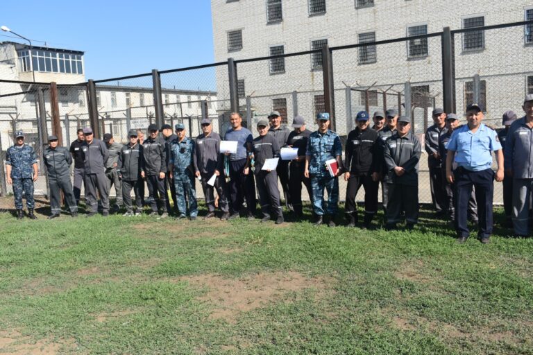 В колонии Уральска прошел турнир по перетягиванию каната и по гиревому спорту среди осужденных учреждения