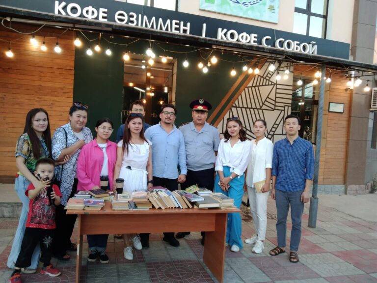 «Кітап құрттары» ұйымымының жетекшісі сотталғандарға кітап сыйлады