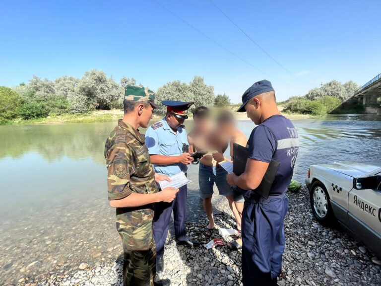 Ордабасылық полицейлер суға шомылған тұрғындарға түсіндірме жүргізді