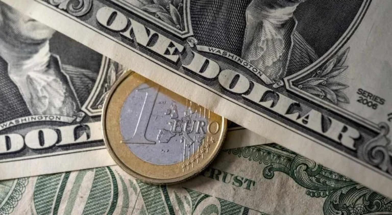 Қазақстандағы ақша айырбастау пункттерінде доллар мен еуро бағамы теңесті