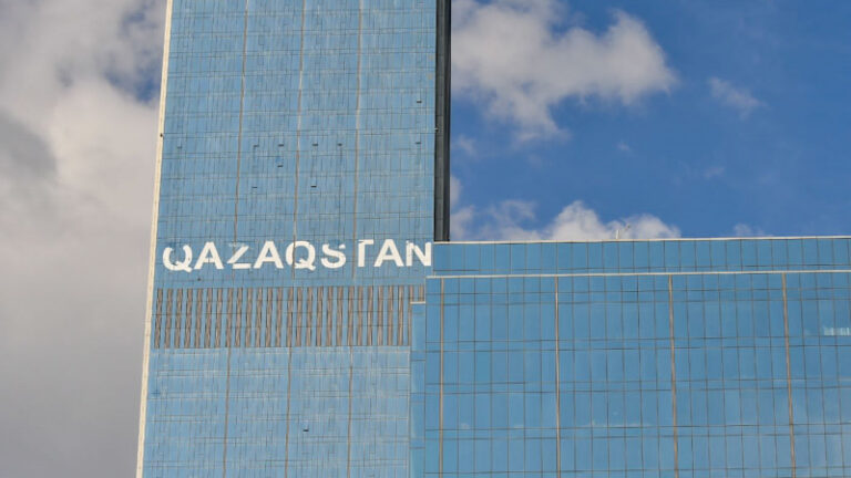 «Әбу-Даби Плазадағы» Qazaqstan жазуы неге өшіріліп жатыр?
