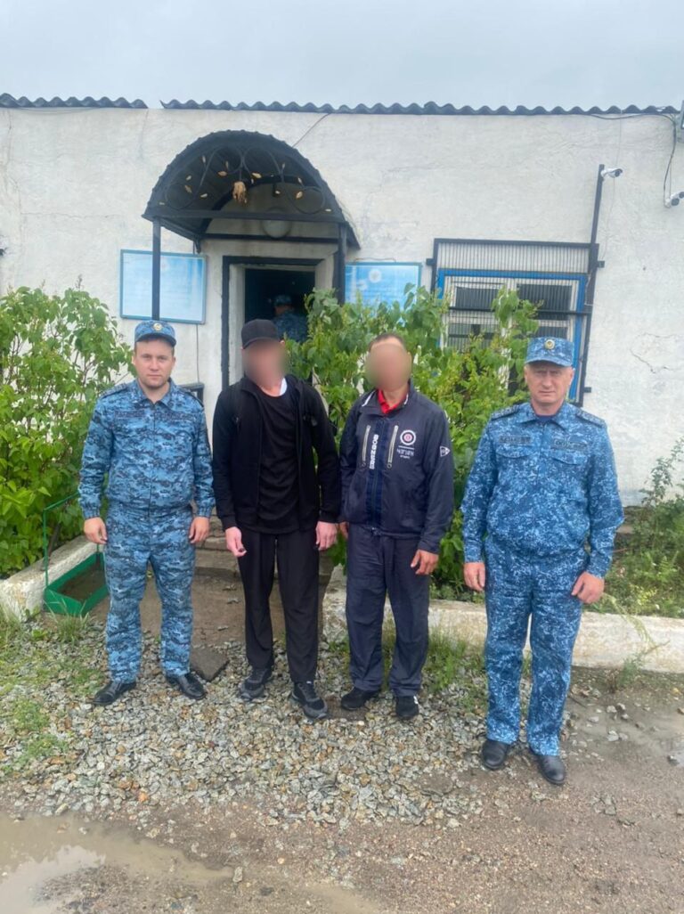 «Встреча у ворот»: очередного осужденного встретили родные в СКО