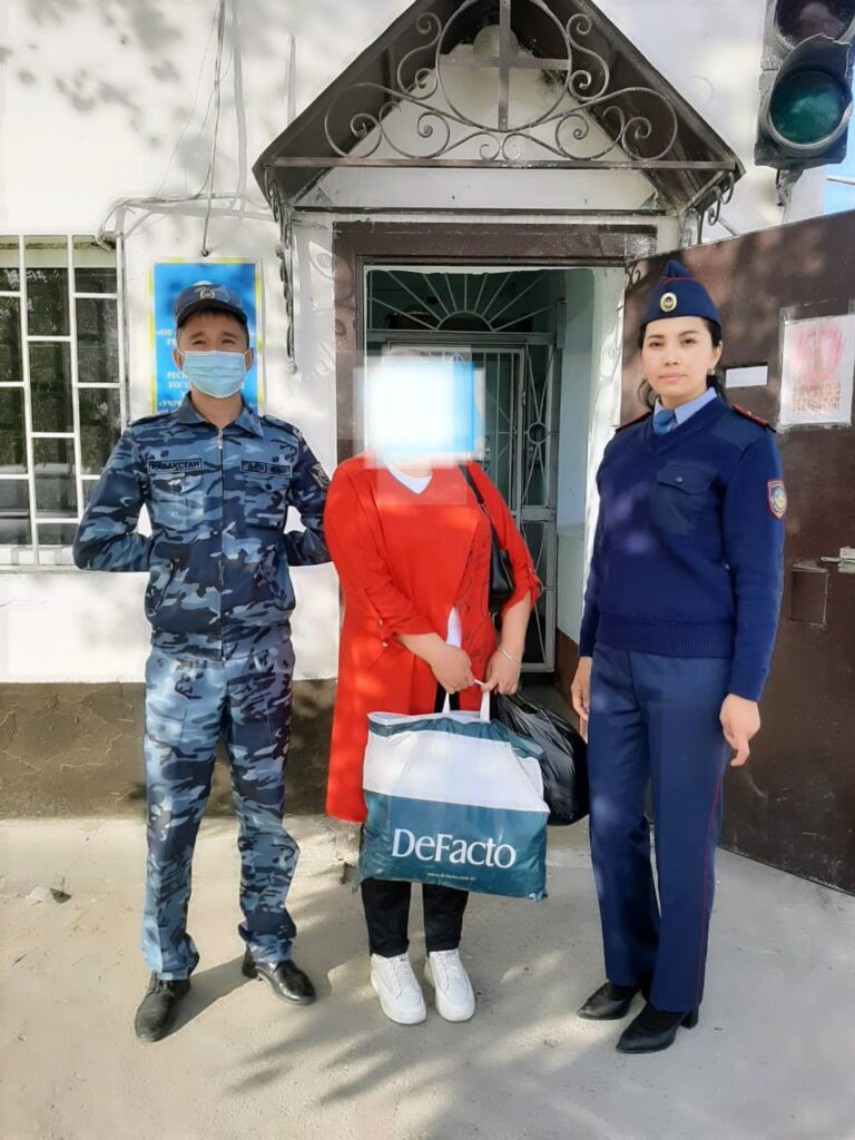 В области Абай осужденная девушка провела отпуск у мамы дома