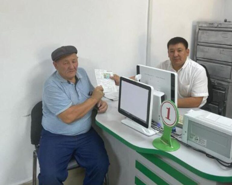 Полицейлер КСРО кезіндегі ескі төлқұжатпен жүрген 62 жастағы ер адамға жаңа үлгідегі жеке куәлік дайындап берді