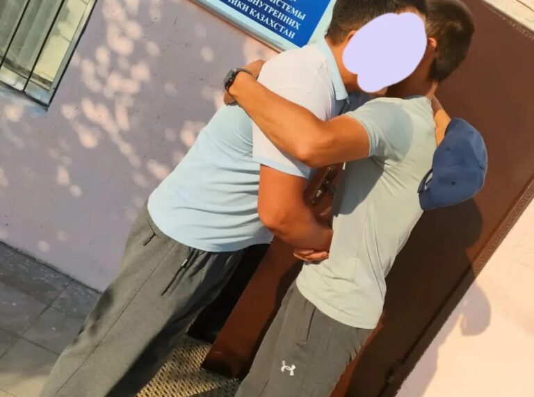 Сотталғанды қақпа алдынан бауыры күтіп алды
