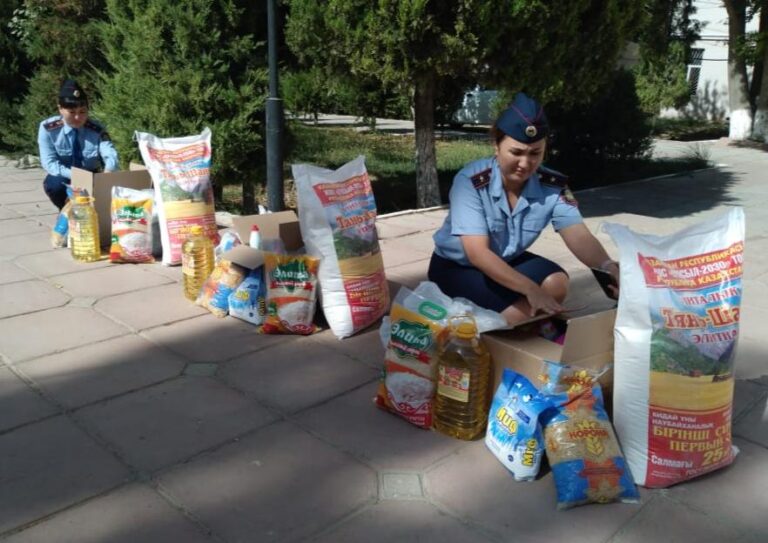Жетісайлық полицейлер «Отбасы күніне» орай 3 жанұя мүшелерін қуантты