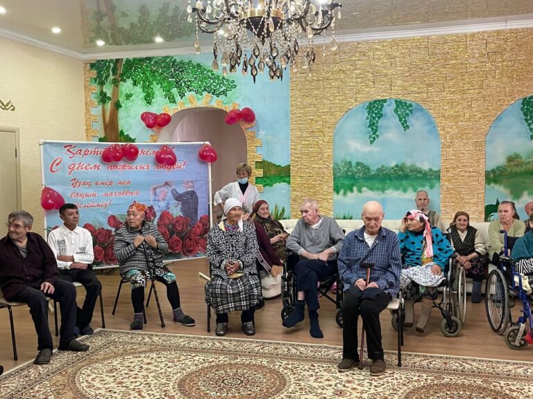 Пансионаты для престарелых посетили сотрудники акмолинской УИС в канун Дня пожилых