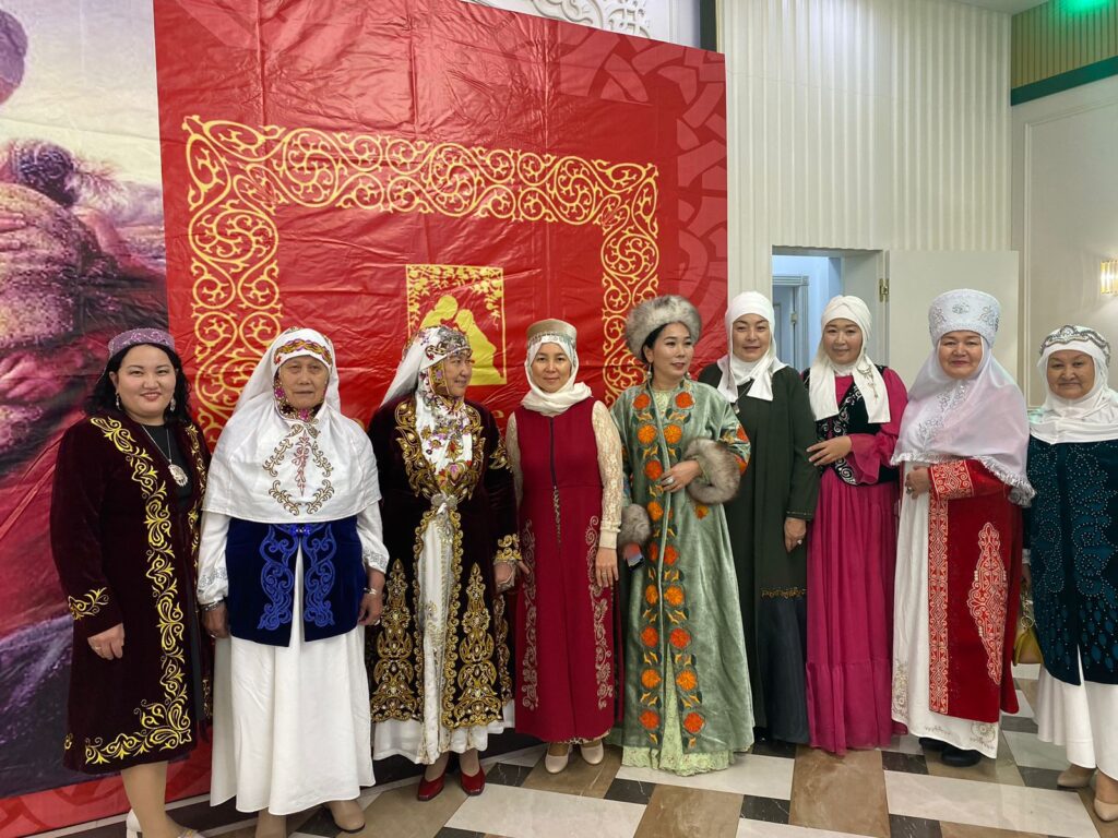 Үйленген әйелдердің топтық сексі Милф мастурбация туралы бейне