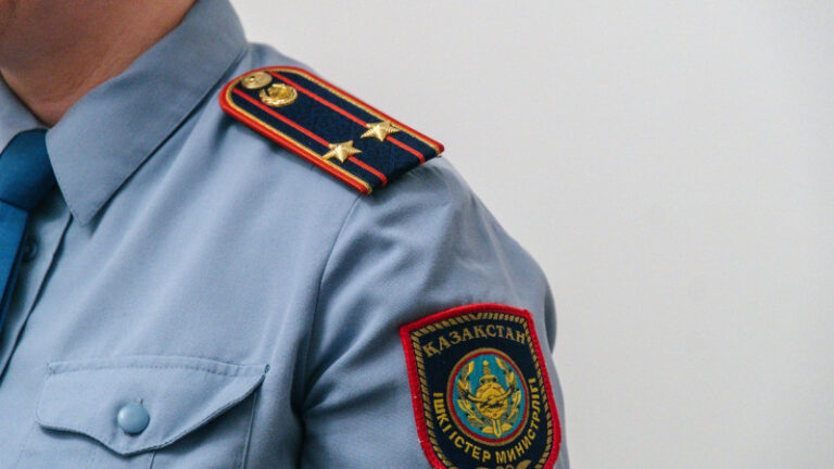 Шетелдік көлікті ҚР-нің есебіне тіркеп беремін деп, алаяқтық жасаған ер адам анықталды