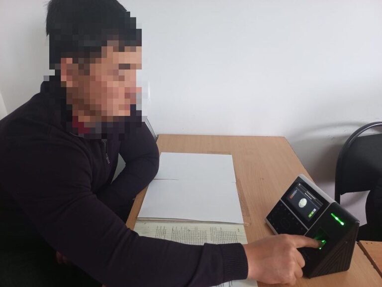 Ақтөбе облысының Мұғалжар ауданында пробация есебінде тұрғандардың тіркелуге келуін саусақ ізімен анықтайтын биометриялық терминал орнатылды