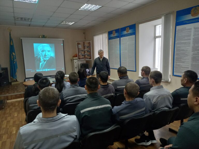 Өскемендегі тергеу изоляторының қызметкерлері Мухтар Әуезовтың 125 жылдығы атап өтті