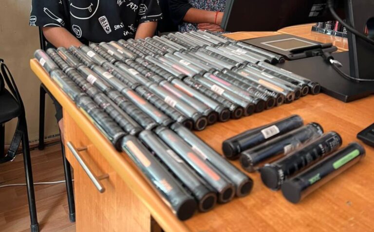 350 дана электронды темекіні жымқырған 2 ер адам анықталды