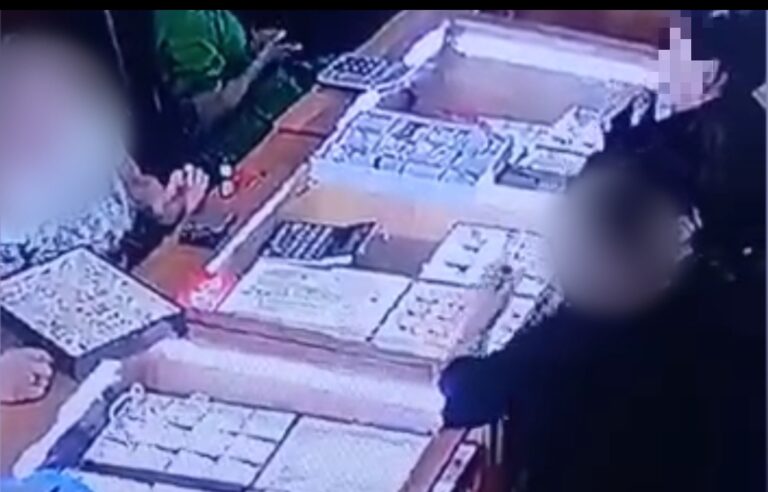 Полицейлер алтын жүзіктерді жымқырған әйелді ізін суытпай ұстады