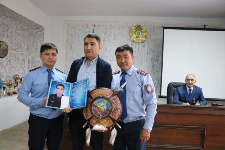 Ақтөбеде ҚАЖ департаментінің жеке құрамы сала қызметкерін құрметті зейнеткерлік демалысқа шығарып салды