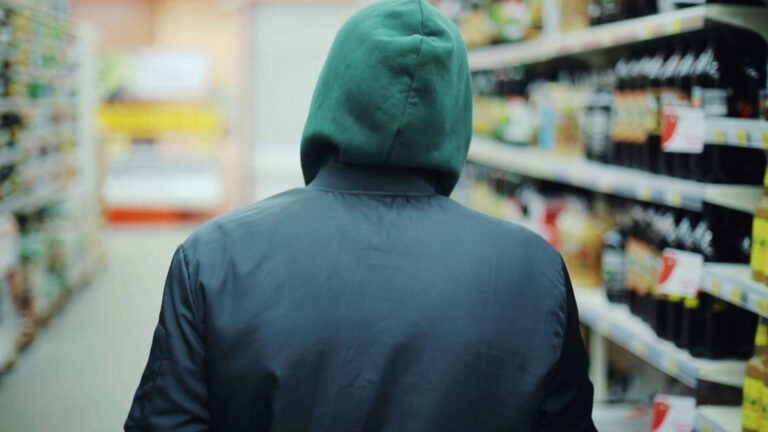 Житель города похитил из магазина дорогой алкоголь