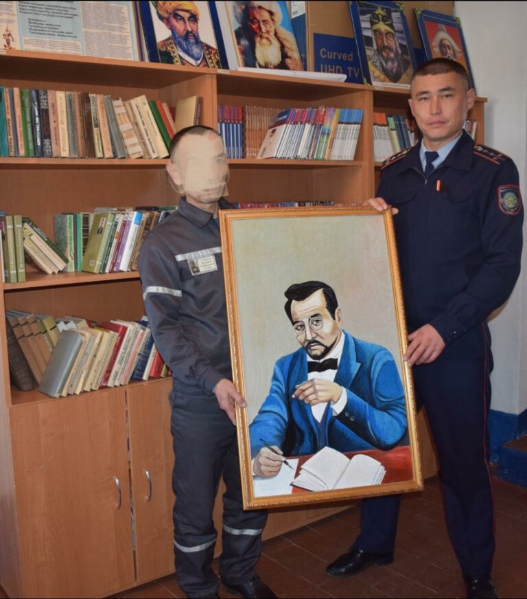 Осужденный акмолинской колонии сделал подарок районной вечерней школе к Дню Республики Казахстан