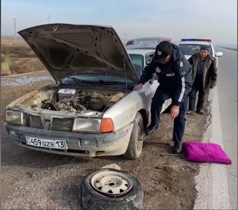 Түркістан облысының полицейлері қарт жүргізушіге кептеліп қалған дөңгелегін ауыстыруға көмектесті