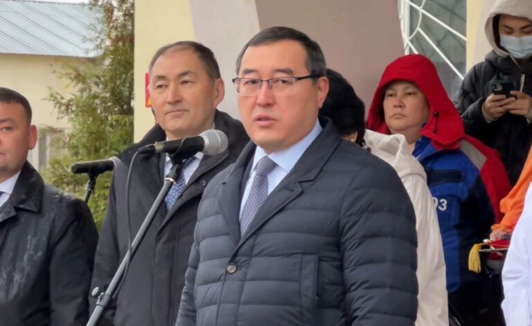 В Алматинской области медикам вручили ключи от новых машин скорой помощи