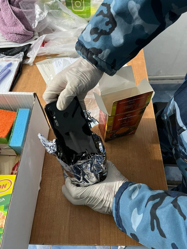 Ақтөбедегі тергеу изоляторына поштамен келген сәлемдемеден бірнеше телефондар тәркіленді