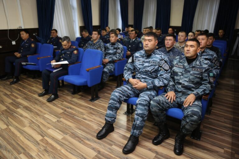 Облыстың бас полицейі М.Қабденов спортшы полицейлерді марапаттап, жас мамандарға шендерін табыстады
