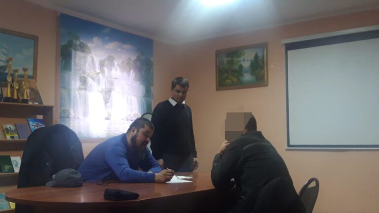 Белгілі теолог Ризабек Батталұлы оқшауланған аймақтағы сотталғандармен кездесті