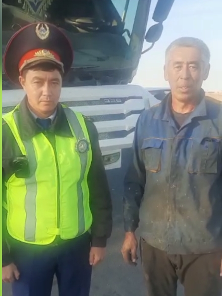 Жолда қалған жүргізушілер патрульдік полицейлерге алғыстарын жеткізуде